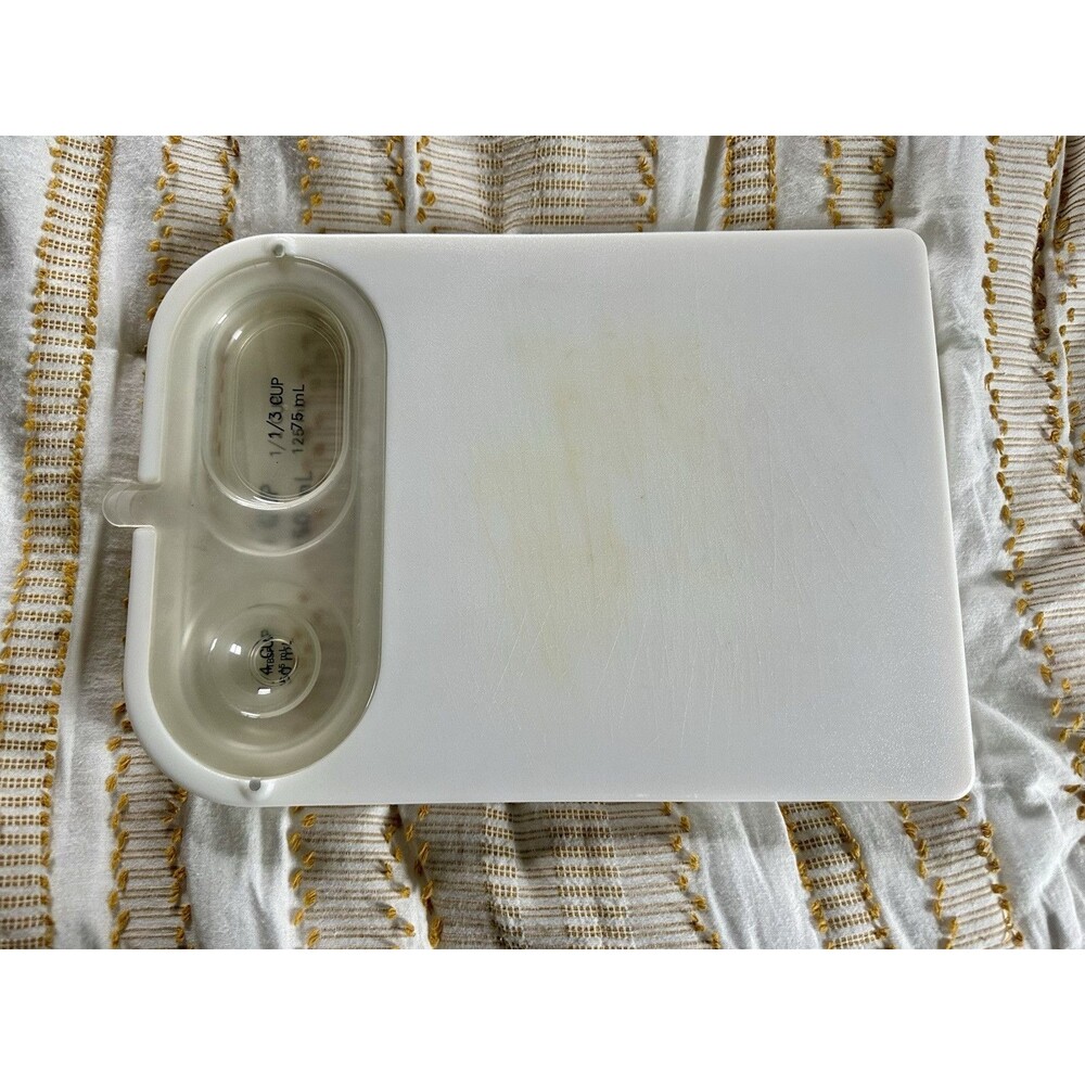 Pampered Chef Cut & Measure Cutting Board 1028 w/ 3 Measuring Cup Insert Retired